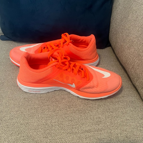 Nike FS Lite Run 3 Shoe - Neon Orange/White - 6.5 - Picture 3 of 8